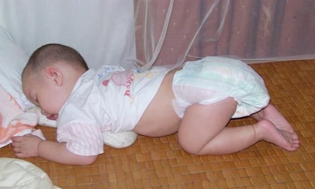 Nhiều trẻ thích ngủ trong tư thế quỳ và chổng mông lên trời, tưởng không thoải mái nhưng lại rất tốt cho bé - Ảnh 2.