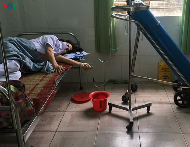 Một nhân viên y tế ở Đà Nẵng làm việc quá sức phải thở oxy - Ảnh 1.