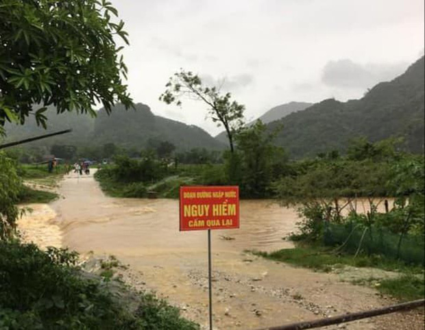 Bão số 2 gây mưa lớn ngập úng nghiêm trọng ở Nghệ An, nhiều địa phương bị chia cắt - Ảnh 1.