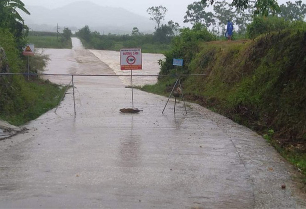 Bão số 2 gây mưa lớn ngập úng nghiêm trọng ở Nghệ An, nhiều địa phương bị chia cắt - Ảnh 2.