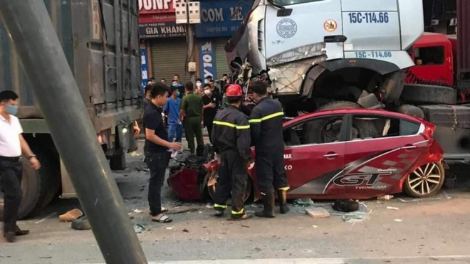 Hiện trường vụ container đè nát bét xe con khiến 3 người tử vong ở Hà Nội - Ảnh 1.