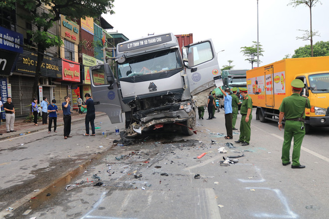 Hiện trường vụ container đè nát bét xe con khiến 3 người tử vong ở Hà Nội - Ảnh 2.