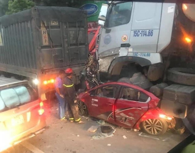 Hiện trường vụ container đè nát bét xe con khiến 3 người tử vong ở Hà Nội - Ảnh 5.