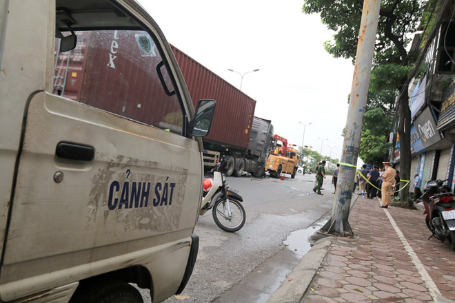 Hiện trường vụ container đè nát bét xe con khiến 3 người tử vong ở Hà Nội - Ảnh 6.