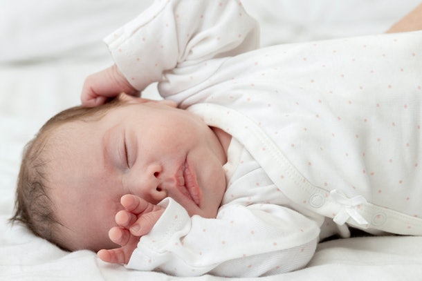 Chuyên gia lý giải: Tiếng ồn trắng vô hại trong việc giúp bé sơ sinh ngủ ngon? - Ảnh 1.
