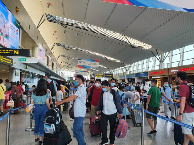 Khoảng 400 du khách mắc kẹt sẽ rời Đà Nẵng bằng 2 chuyến bay đi Hà Nội và TP.HCM - Ảnh 1.