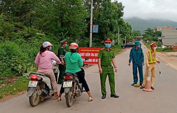 Lịch trình dày đặc, phức tạp của 2 mẹ con nhiễm Covid-19 quê Bắc Giang đi Hạ Long - Ảnh 1.