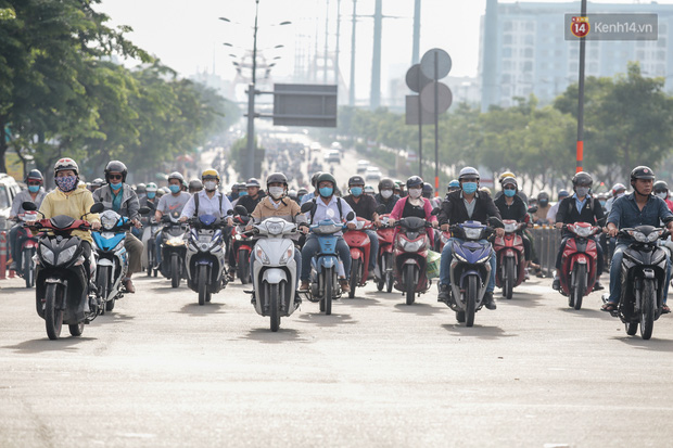 Chùm ảnh: Người Sài Gòn trong ngày đầu bắt buộc đeo khẩu trang nơi công cộng để phòng dịch - Ảnh 4.