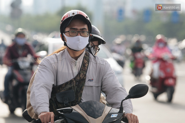 Chùm ảnh: Người Sài Gòn trong ngày đầu bắt buộc đeo khẩu trang nơi công cộng để phòng dịch - Ảnh 5.