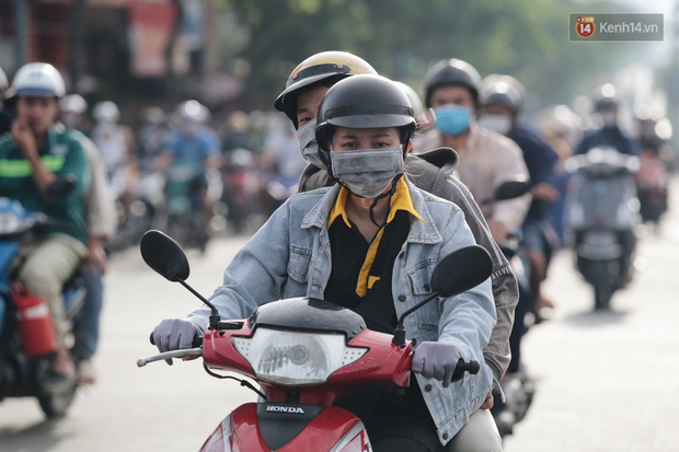 Chùm ảnh: Người Sài Gòn trong ngày đầu bắt buộc đeo khẩu trang nơi công cộng để phòng dịch - Ảnh 6.