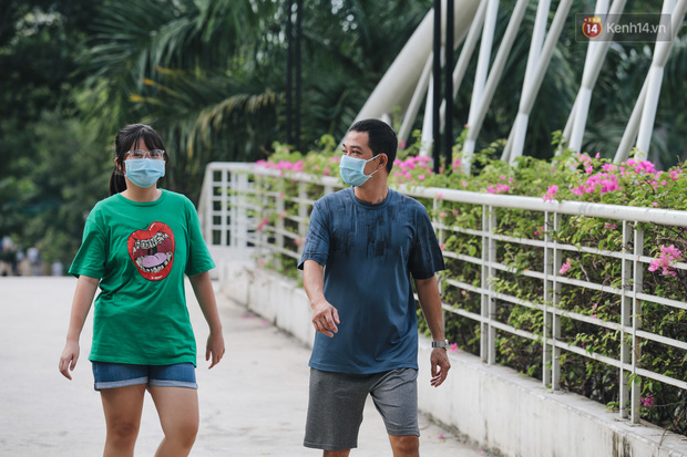 Chùm ảnh: Người Sài Gòn trong ngày đầu bắt buộc đeo khẩu trang nơi công cộng để phòng dịch - Ảnh 10.