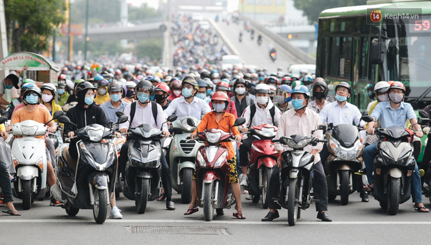 Chùm ảnh: Người Sài Gòn trong ngày đầu bắt buộc đeo khẩu trang nơi công cộng để phòng dịch - Ảnh 2.