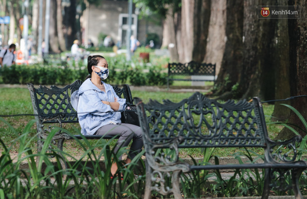 Chùm ảnh: Người Sài Gòn trong ngày đầu bắt buộc đeo khẩu trang nơi công cộng để phòng dịch - Ảnh 12.