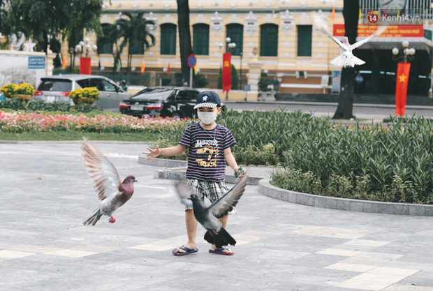 Chùm ảnh: Người Sài Gòn trong ngày đầu bắt buộc đeo khẩu trang nơi công cộng để phòng dịch - Ảnh 13.