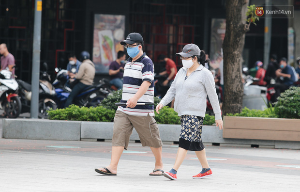 Chùm ảnh: Người Sài Gòn trong ngày đầu bắt buộc đeo khẩu trang nơi công cộng để phòng dịch - Ảnh 14.