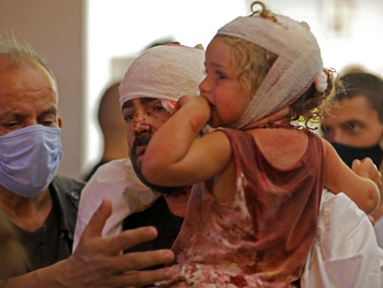 Những hình ảnh thương tâm tại hiện trường vụ nổ kinh hoàng đang làm chấn động thủ đô của Liban - Ảnh 2.
