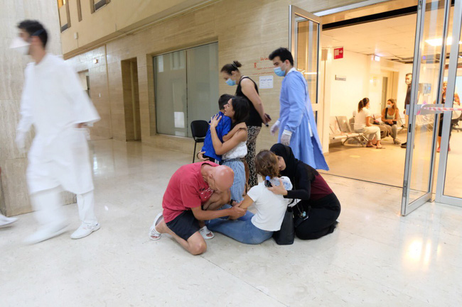 Bệnh viện sau vụ nổ Beirut, nơi sự sống và cái chết chỉ cách gang tấc: Y tá ôm 3 trẻ sơ sinh cầu cứu, mẹ quỳ gối an ủi con trai - Ảnh 6.