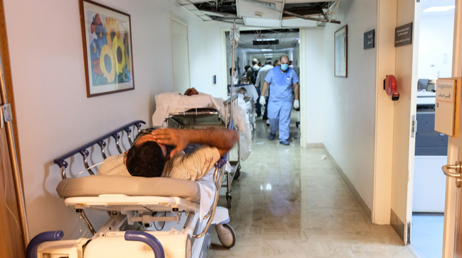 Bệnh viện sau vụ nổ Beirut, nơi sự sống và cái chết chỉ cách gang tấc: Y tá ôm 3 trẻ sơ sinh cầu cứu, mẹ quỳ gối an ủi con trai - Ảnh 4.
