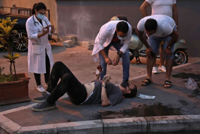 Bệnh viện sau vụ nổ Beirut, nơi sự sống và cái chết chỉ cách gang tấc: Y tá ôm 3 trẻ sơ sinh cầu cứu, mẹ quỳ gối an ủi con trai - Ảnh 2.