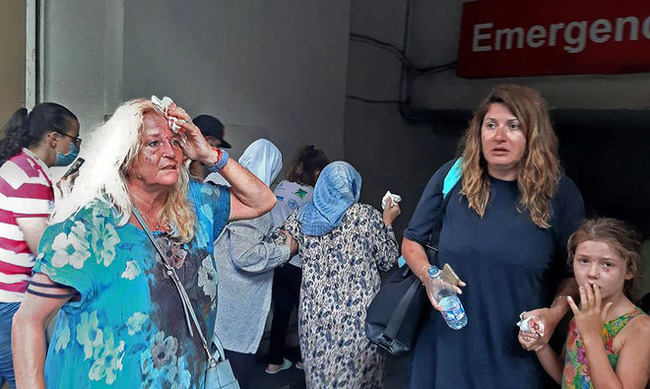 Bệnh viện sau vụ nổ Beirut, nơi sự sống và cái chết chỉ cách gang tấc: Y tá ôm 3 trẻ sơ sinh cầu cứu, mẹ quỳ gối an ủi con trai - Ảnh 1.