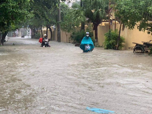 Mưa lớn, thành phố Điện Biên Phủ ngập trong biển nước - Ảnh 1.