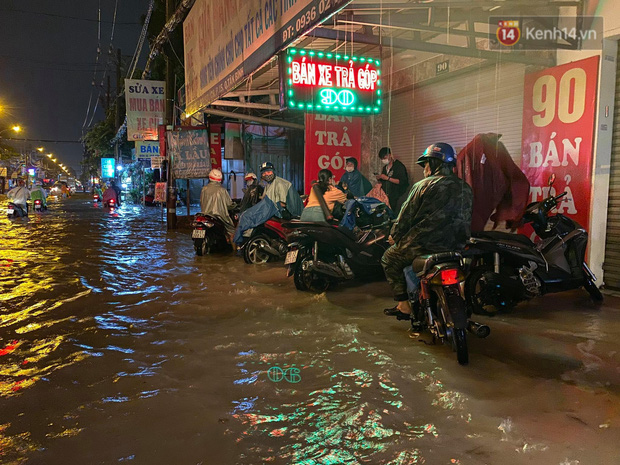 Trận ngập lớn nhất ở Sài Gòn từ đầu năm: Nhiều tuyến phố biến thành sông, hàng loạt phương tiện chết máy - Ảnh 11.