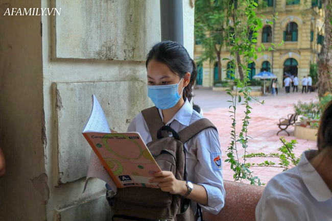 Ngày đầu tiên trong kì thi tốt nghiệp THPT: Thí sinh đang làm bài thi môn Văn, phụ huynh đứng níu ở cổng không nỡ về - Ảnh 9.