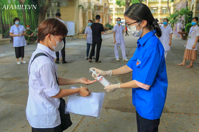 Ngày đầu tiên trong kì thi tốt nghiệp THPT: Thí sinh đang làm bài thi môn Văn, phụ huynh đứng níu ở cổng không nỡ về - Ảnh 10.