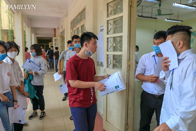 Ngày đầu tiên trong kì thi tốt nghiệp THPT: Thí sinh đang làm bài thi môn Văn, phụ huynh đứng níu ở cổng không nỡ về - Ảnh 12.