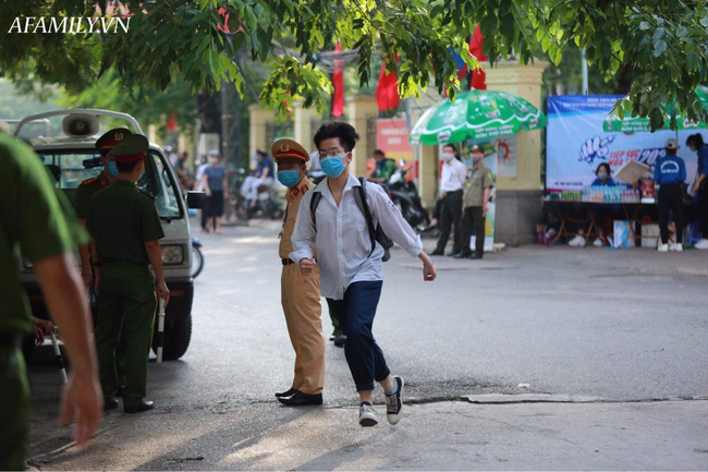 Ngày đầu tiên trong kì thi tốt nghiệp THPT: Thí sinh đang làm bài thi môn Văn, phụ huynh đứng níu ở cổng không nỡ về - Ảnh 3.