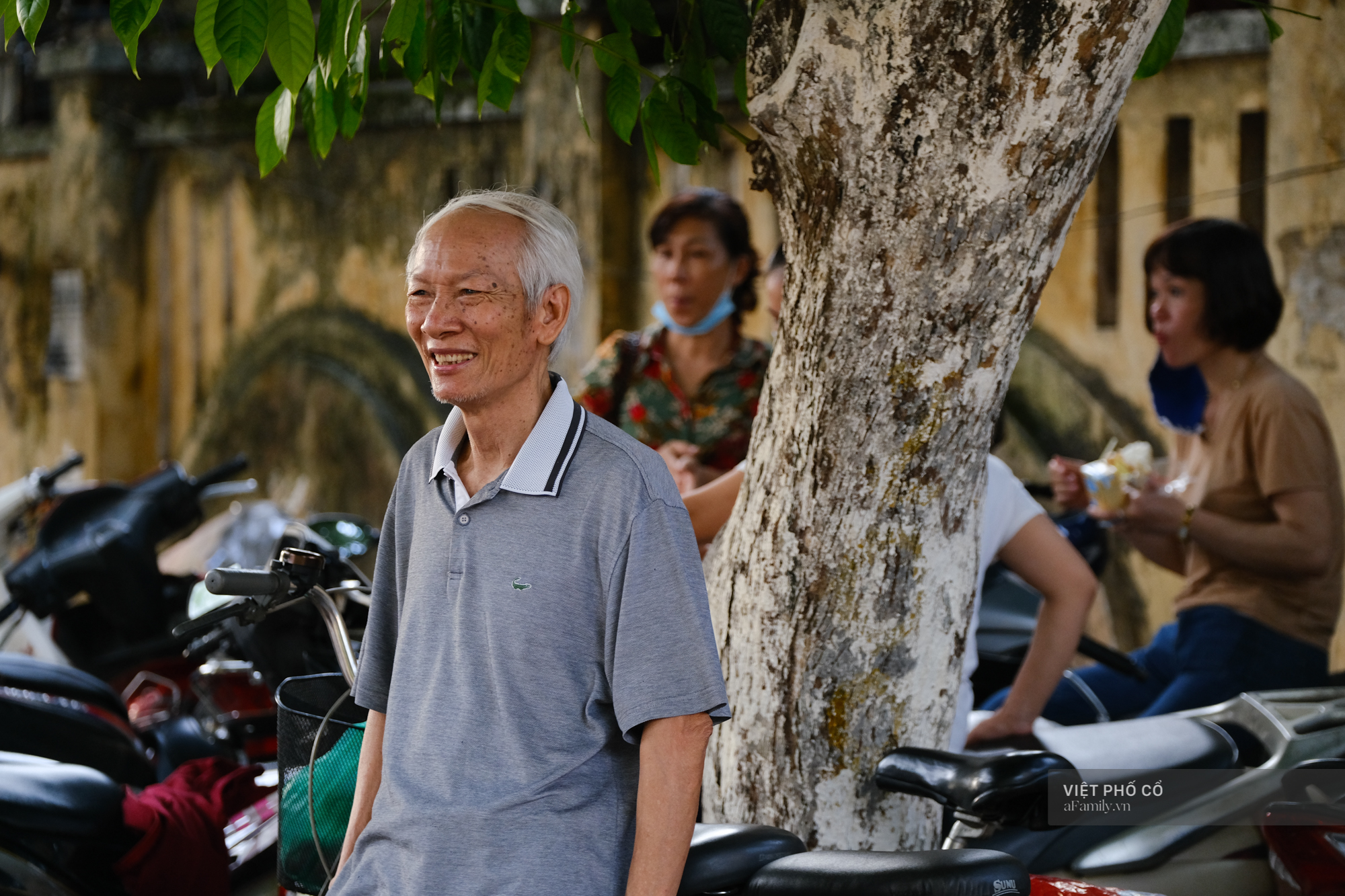 Ngày đầu tiên trong kì thi tốt nghiệp THPT: Phụ huynh đạp xe 30 phút đưa thí sinh đến trường thi, có người đứng níu ở cổng không nỡ về - Ảnh 8.