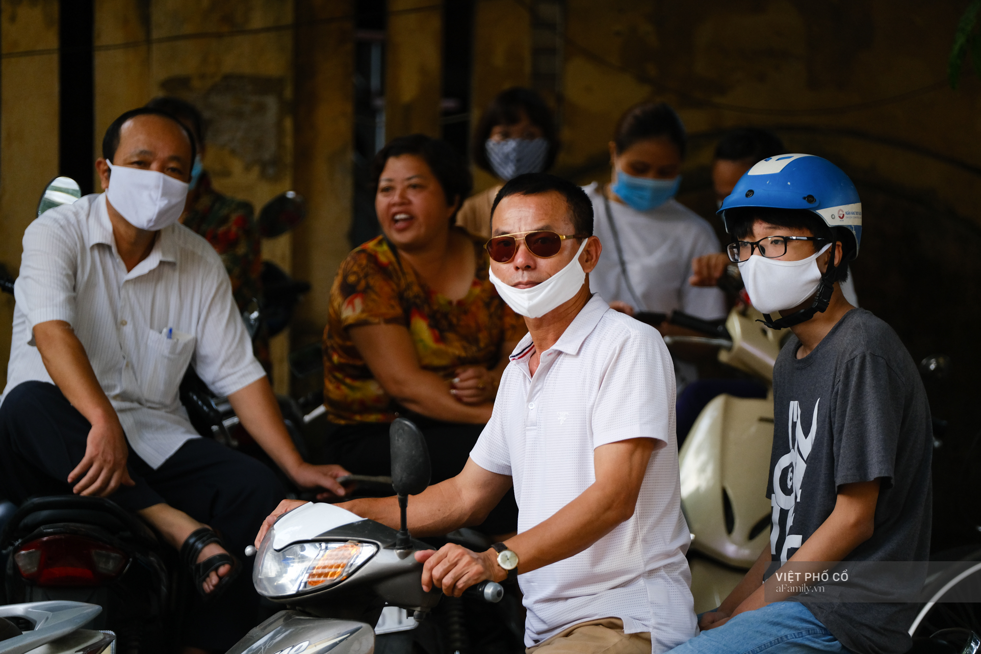 Ngày thi tốt nghiệp THPT đầu tiên: Phụ huynh ôm con thật chặt, có người đứng víu cổng trường không nỡ về - Ảnh 4.