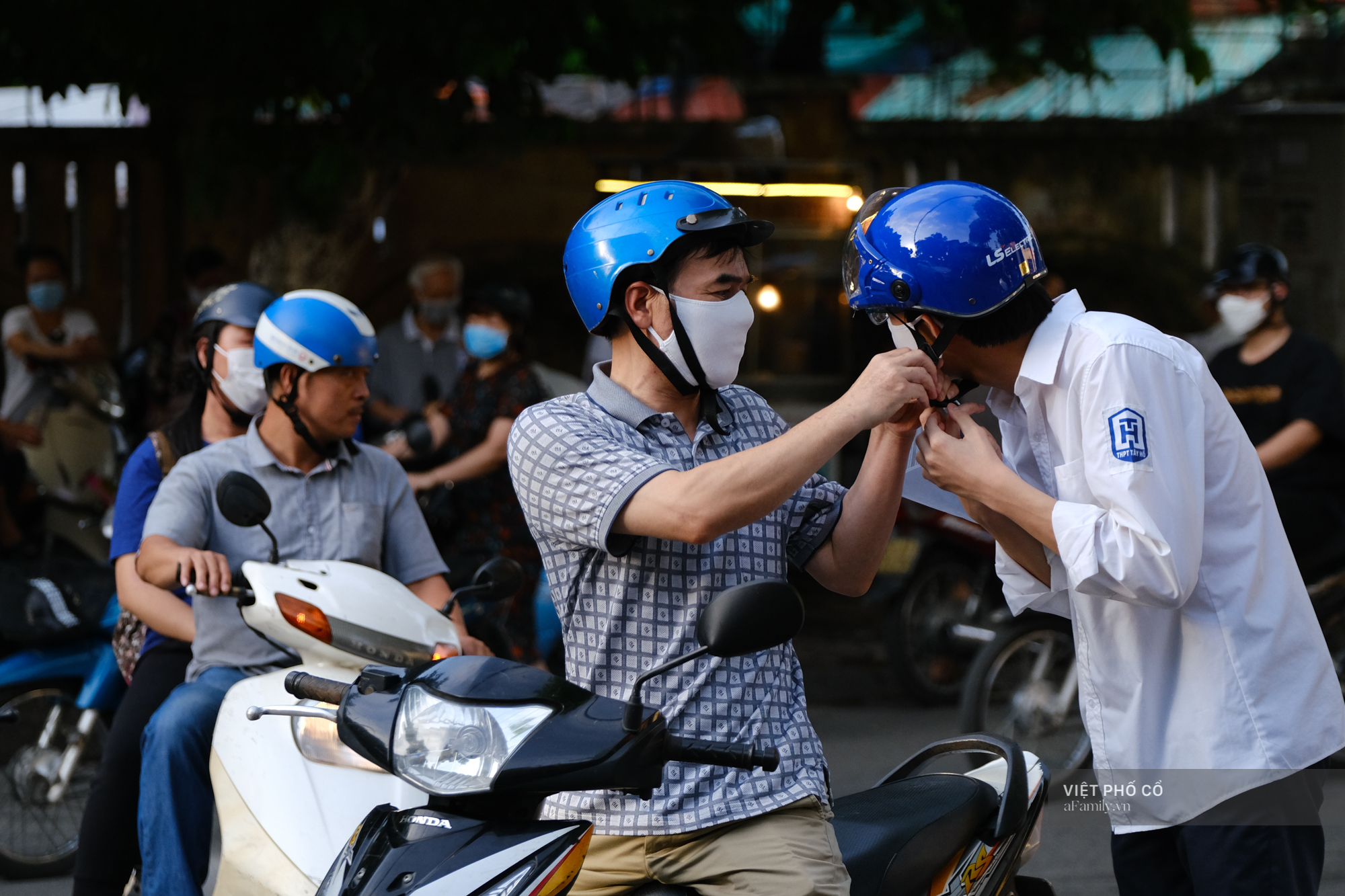 Ngày thi tốt nghiệp THPT đầu tiên: Phụ huynh ôm con thật chặt, có người đứng víu cổng trường không nỡ về - Ảnh 1.