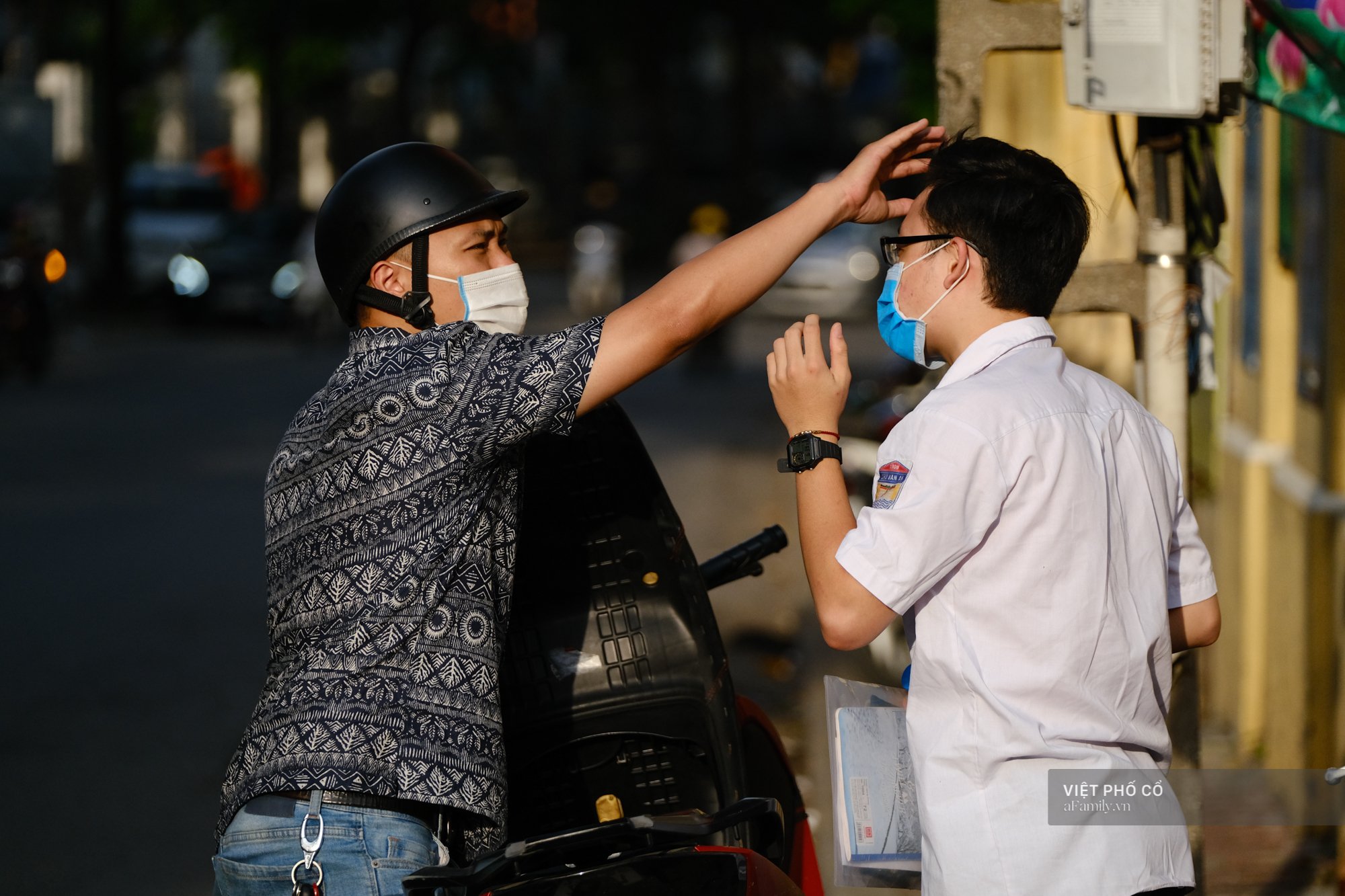 Ngày thi tốt nghiệp THPT đầu tiên: Phụ huynh ôm con thật chặt, có người đứng víu cổng trường không nỡ về - Ảnh 3.