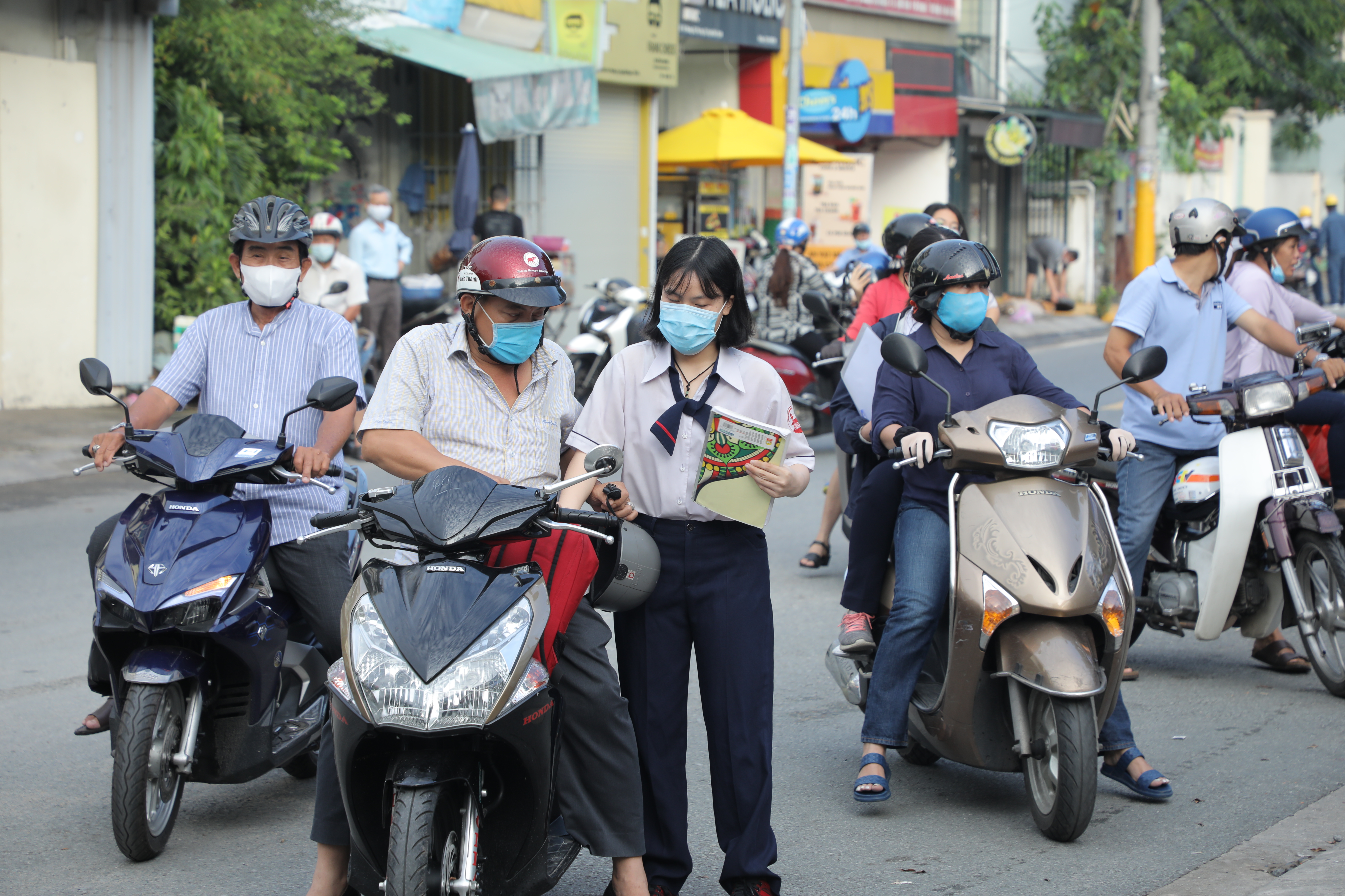 Ngày đầu tiên trong kì thi tốt nghiệp THPT: Thí sinh đang làm bài thi môn Văn, phụ huynh đứng níu ở cổng không nỡ về - Ảnh 12.