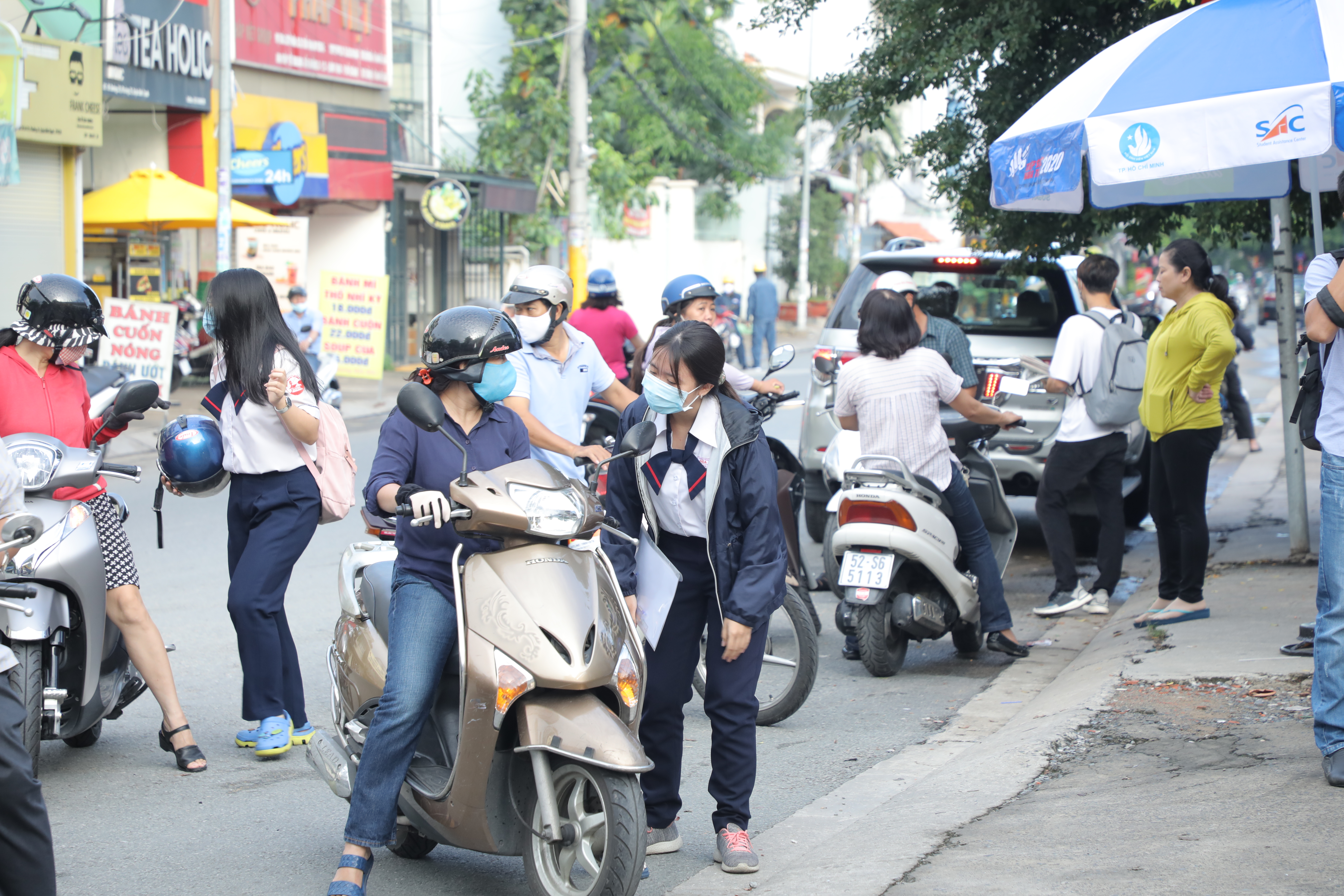 Ngày đầu tiên trong kì thi tốt nghiệp THPT: Thí sinh đang làm bài thi môn Văn, phụ huynh đứng níu ở cổng không nỡ về - Ảnh 14.