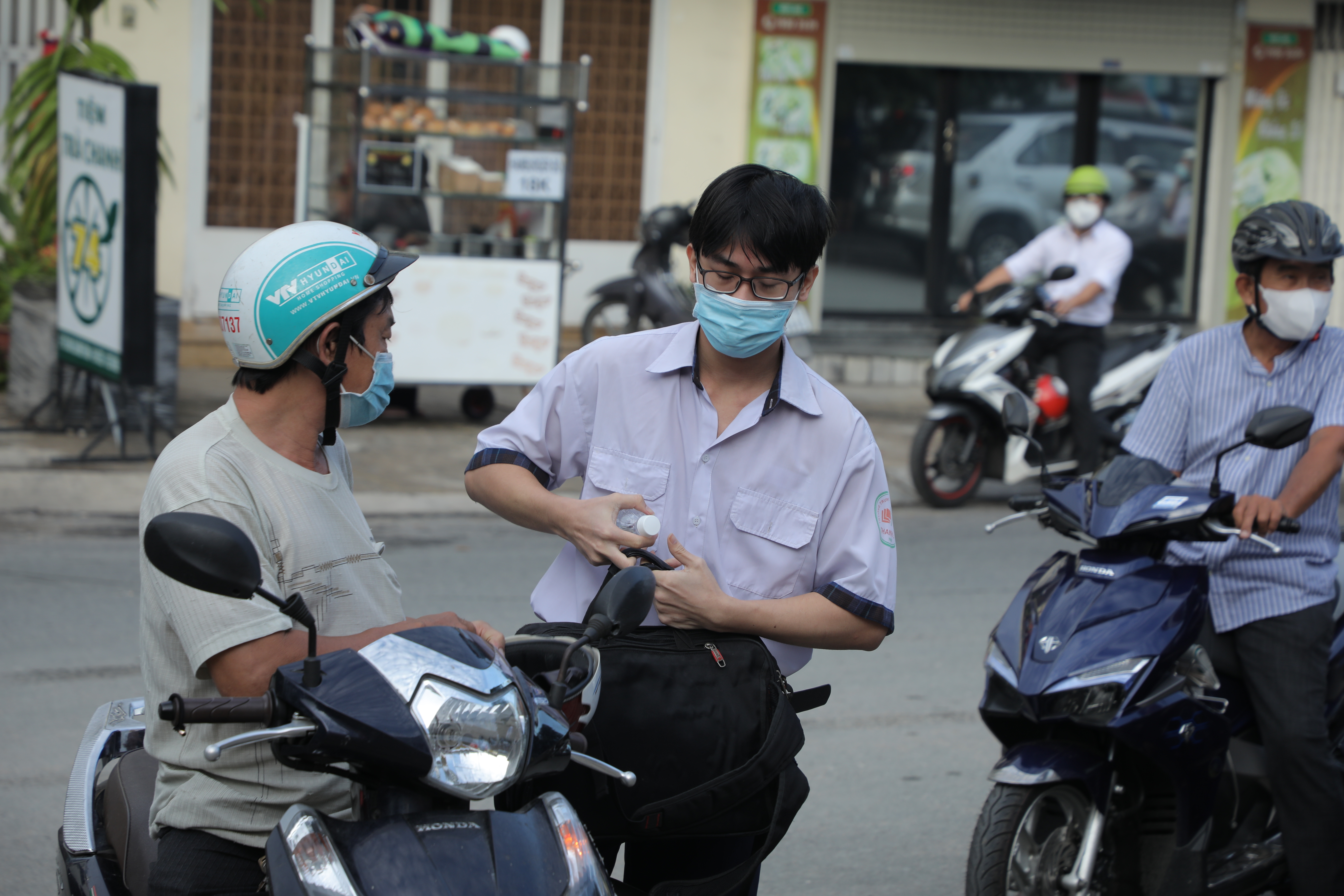 Ngày đầu tiên trong kì thi tốt nghiệp THPT: Thí sinh đang làm bài thi môn Văn, phụ huynh đứng níu ở cổng không nỡ về - Ảnh 13.