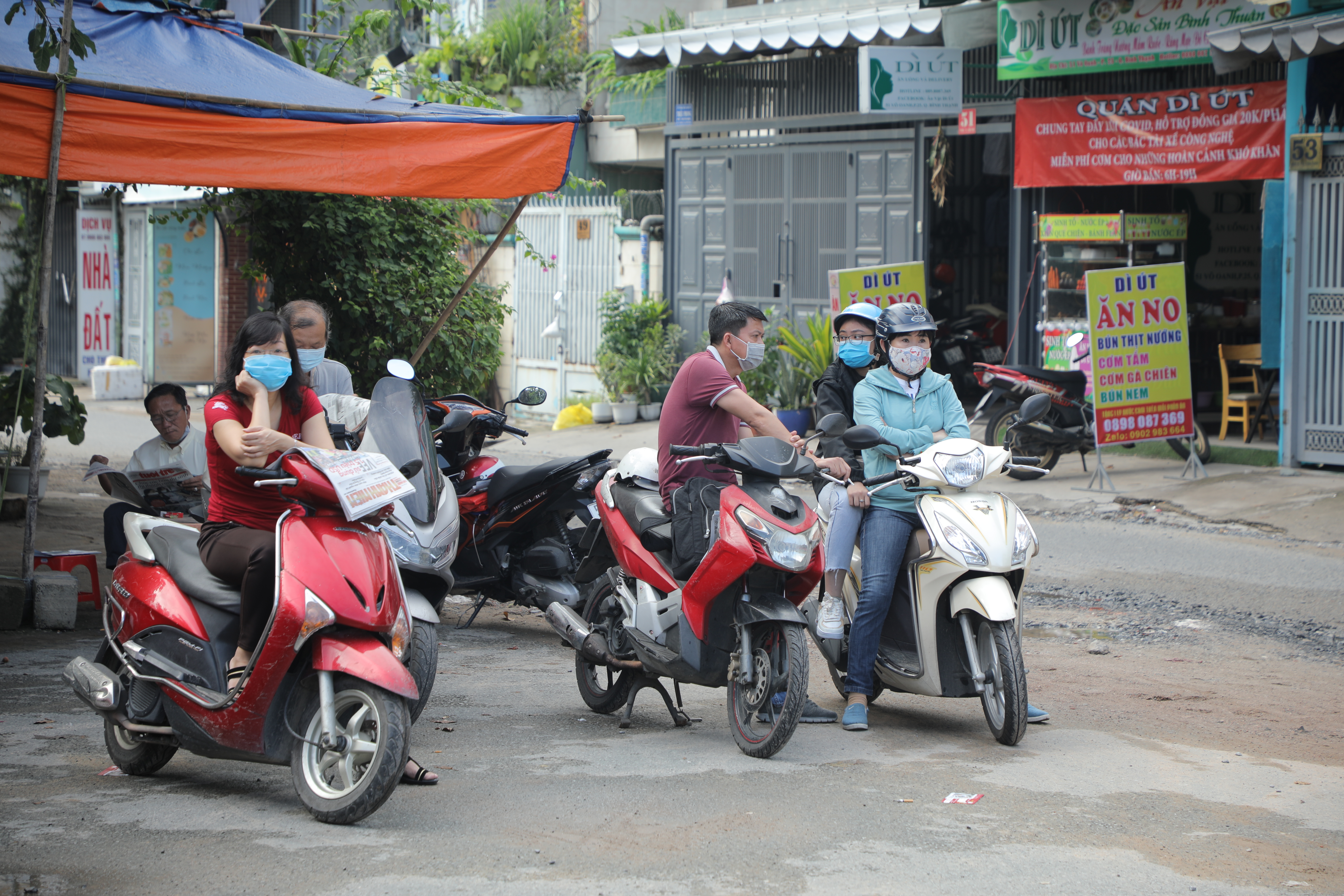 Ngày đầu tiên trong kì thi tốt nghiệp THPT: Thí sinh đang làm bài thi môn Văn, phụ huynh đứng níu ở cổng không nỡ về - Ảnh 15.