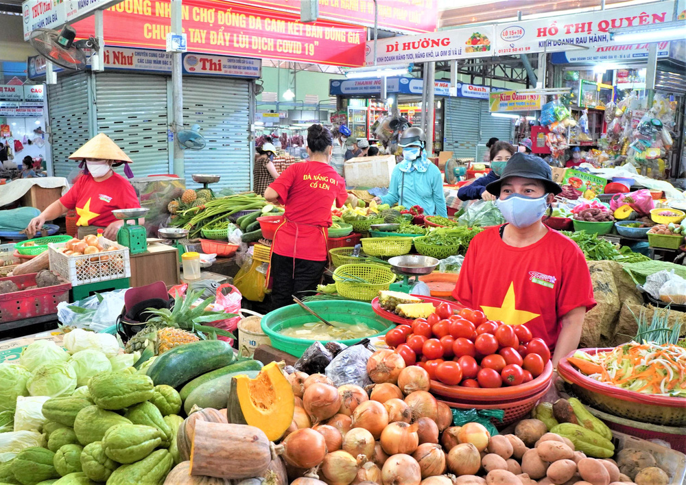 Chùm ảnh dễ thương trong tâm dịch Covid: 1.500 tiểu thương đồng loạt mặc áo “Đà Nẵng ơi cố lên và thả tim cho các y bác sỹ - Ảnh 4.