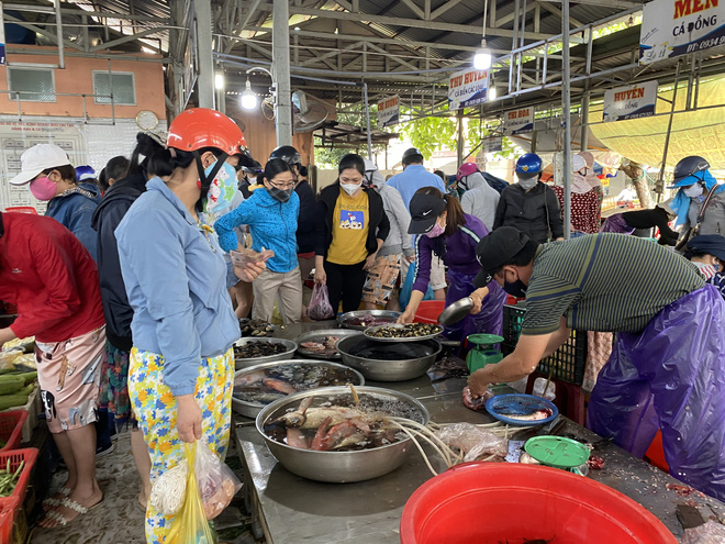 Mỗi gia đình ở Đà Nẵng trong 3 ngày chỉ được đi chợ 1 lần để phòng dịch Covid-19 - Ảnh 2.