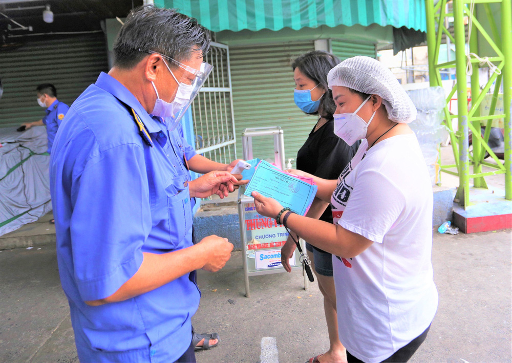 Ảnh: Ngày đầu người dân Đà Nẵng thực hiện đi chợ bằng phiếu ngày chẵn lẻ - Ảnh 5.
