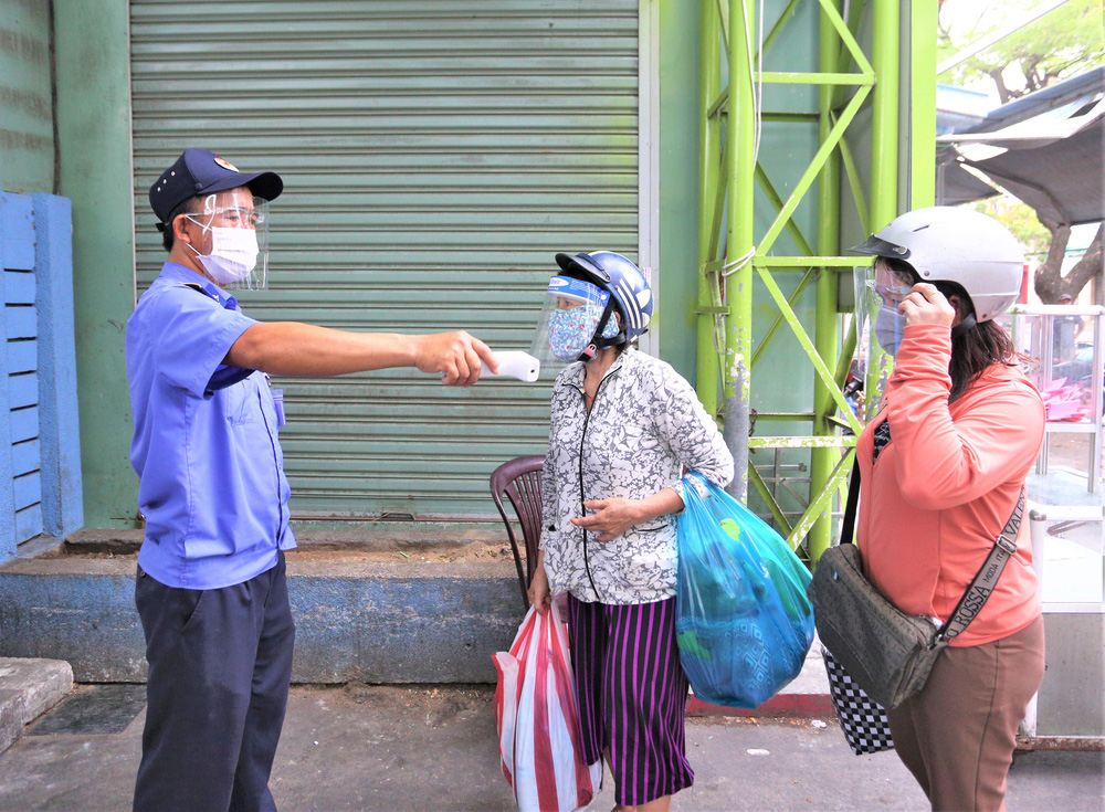 Ảnh: Ngày đầu người dân Đà Nẵng thực hiện đi chợ bằng phiếu ngày chẵn lẻ - Ảnh 13.