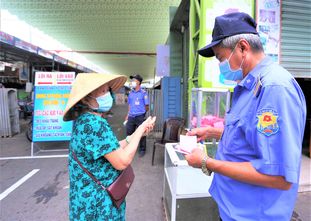 Ảnh: Ngày đầu người dân Đà Nẵng thực hiện đi chợ bằng phiếu ngày chẵn lẻ - Ảnh 2.