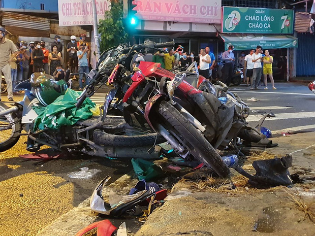 Ảnh: Hiện trường vụ xe Camry cuốn hàng loạt xe máy, khiến nhiều người bị thương ở Sài Gòn - Ảnh 2.