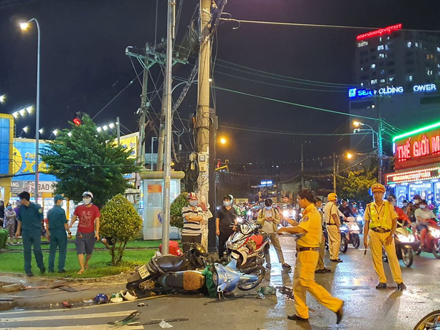 Ảnh: Hiện trường vụ xe Camry cuốn hàng loạt xe máy, khiến nhiều người bị thương ở Sài Gòn - Ảnh 4.