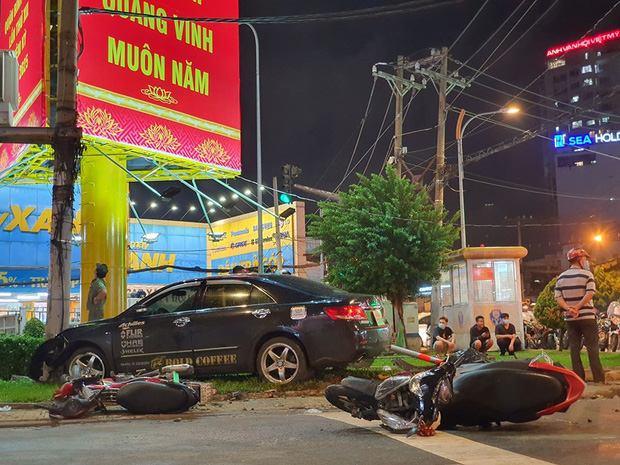 Ảnh: Hiện trường vụ xe Camry cuốn hàng loạt xe máy, khiến nhiều người bị thương ở Sài Gòn - Ảnh 5.