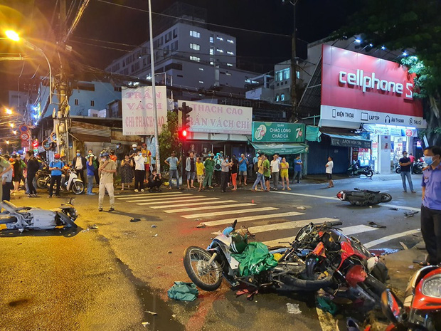 Ảnh: Hiện trường vụ xe Camry cuốn hàng loạt xe máy, khiến nhiều người bị thương ở Sài Gòn - Ảnh 6.