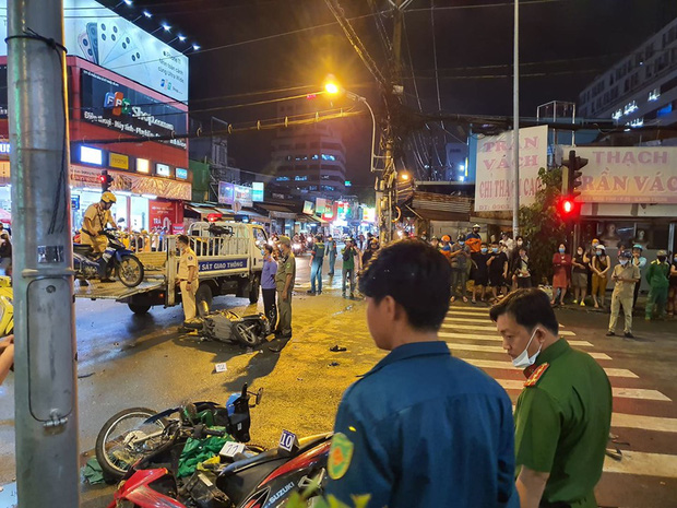 Ảnh: Hiện trường vụ xe Camry cuốn hàng loạt xe máy, khiến nhiều người bị thương ở Sài Gòn - Ảnh 10.