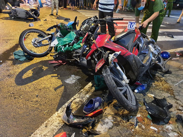 Ảnh: Hiện trường vụ xe Camry cuốn hàng loạt xe máy, khiến nhiều người bị thương ở Sài Gòn - Ảnh 3.