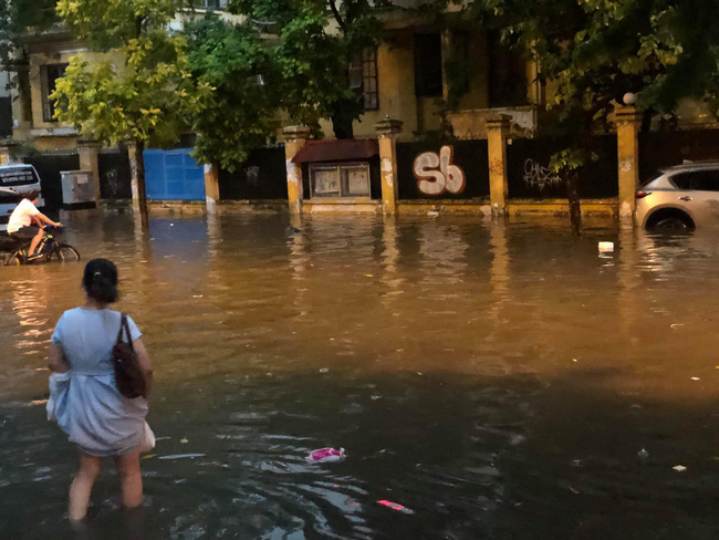 Hà Nội: Mưa như trút nước, nhiều tuyến phố biến thành 